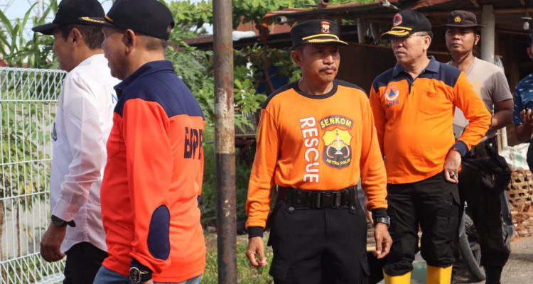 Bakti sosial di pantai mapak