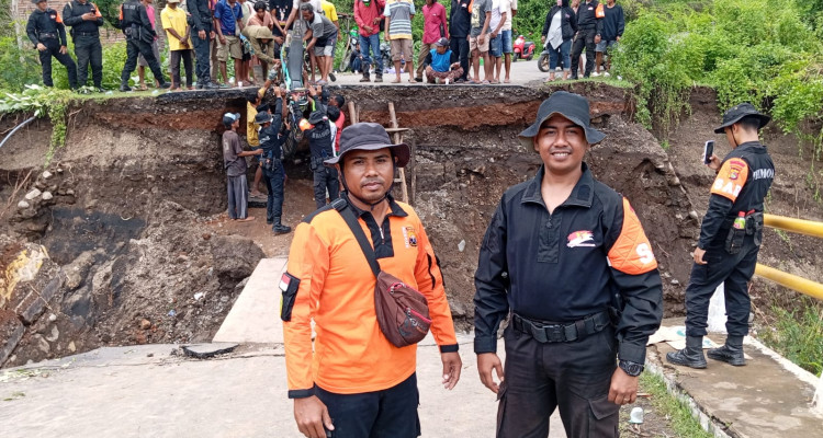 Pasca Banjir Bandang Wera Bima, Senkom Mitra Polri Bantu Aparat Kepolisian Bersihkan Puing Sisa Banjir