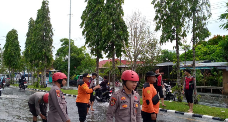 Senkom Mitra Polri NTB Bantu Penanganan Banjir di Kota Mataram dan Lombok Barat