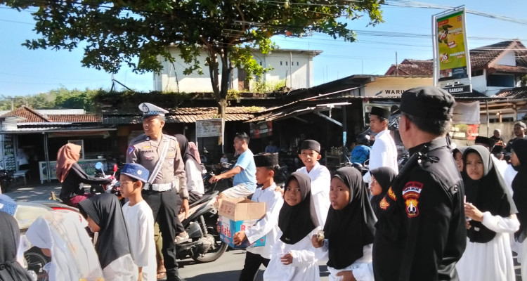 Senkom Mitra Polri Lombok Barat Amankan Pawai Ta’aruf Sambut Ramadhan 1446 H